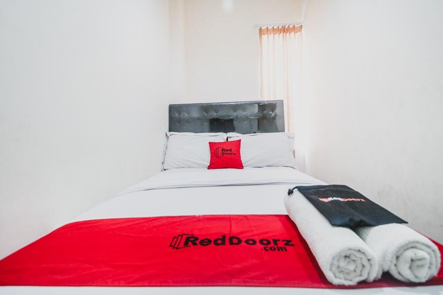 Reddoorz Plus Near Mall Ciputra Jakarta Hotel Exterior foto