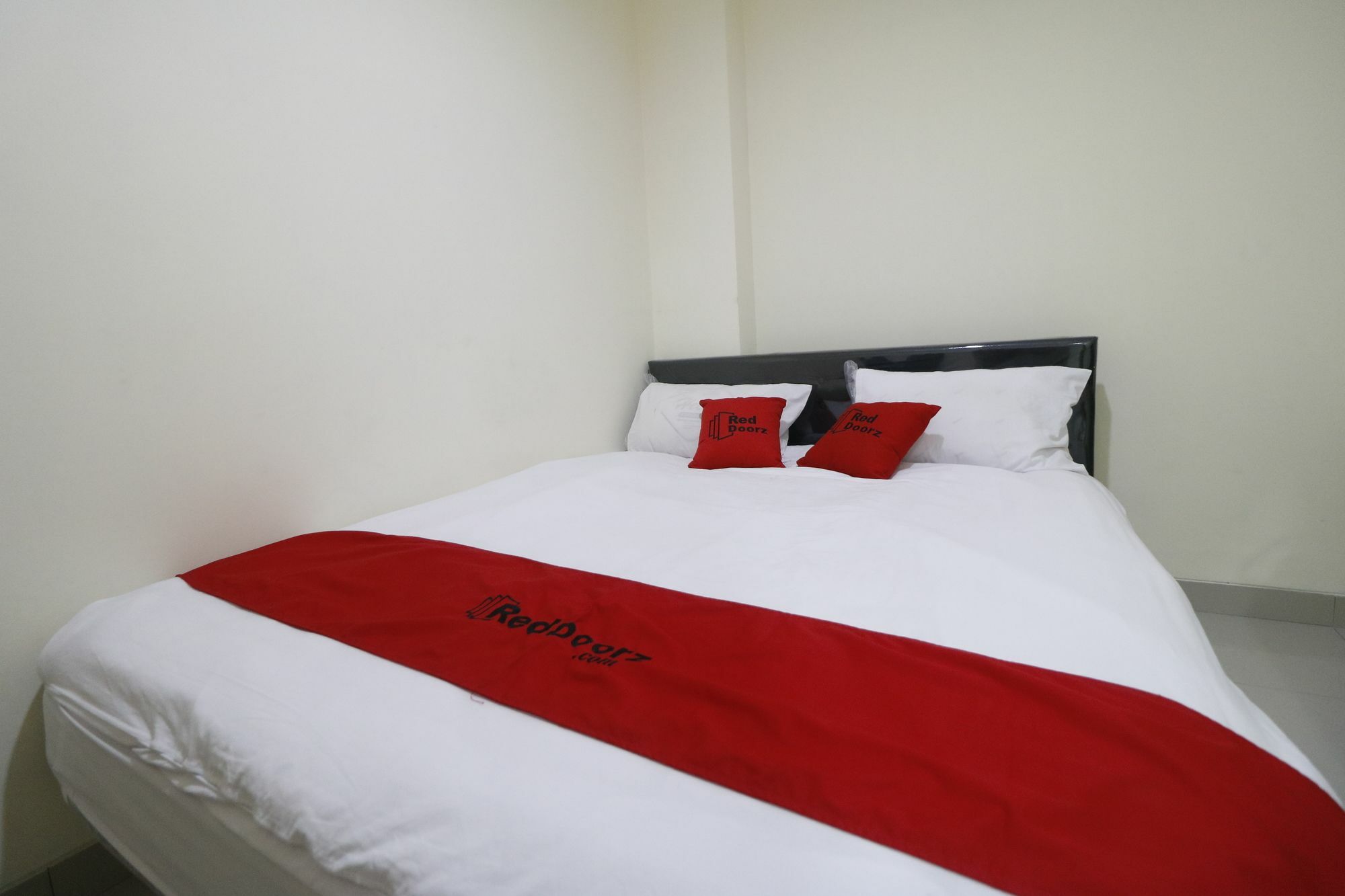 Reddoorz Plus Near Mall Ciputra Jakarta Hotel Exterior foto