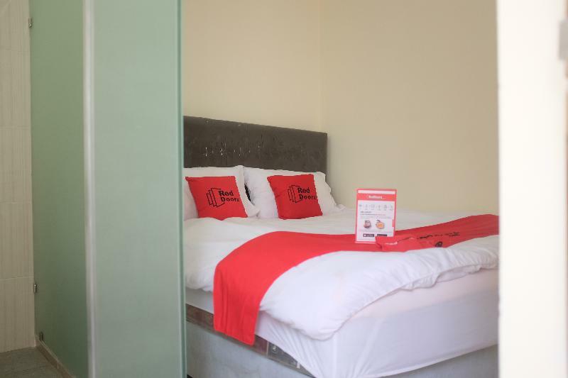 Reddoorz Plus Near Mall Ciputra Jakarta Hotel Exterior foto